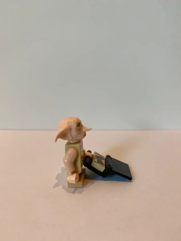 Figurine type lego Dobby et sa chaussette d’esclave. Harry Potter - photo numéro 2