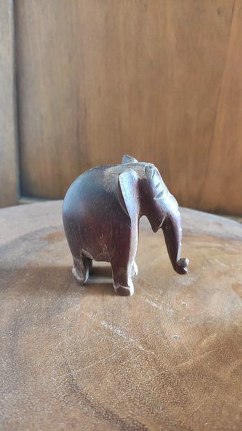 Éléphant en bois