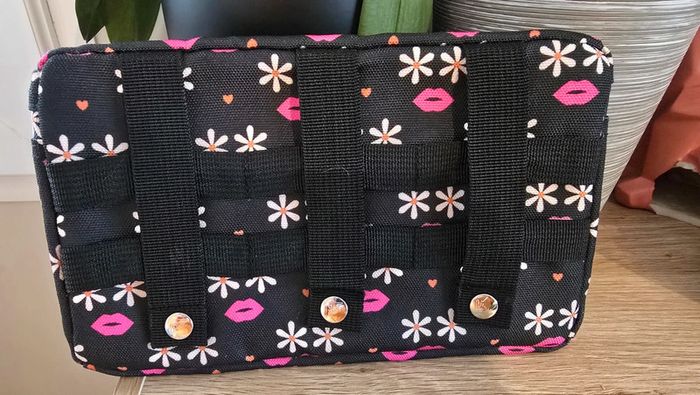 Pochette cabaia noire bouches roses et fleurs blanches - photo numéro 2