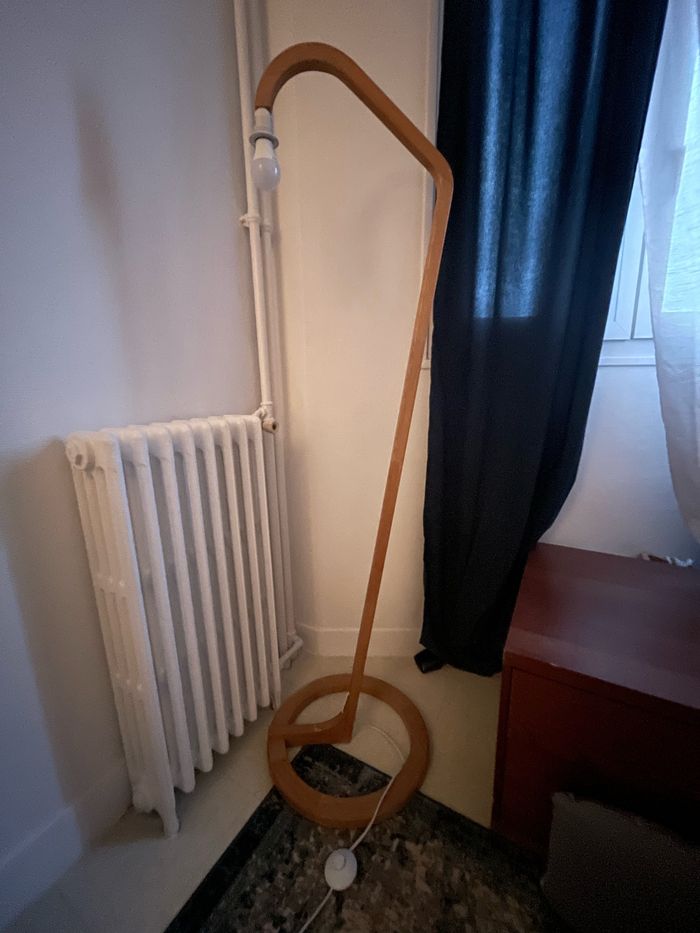 Lampadaire en bois, alinéa