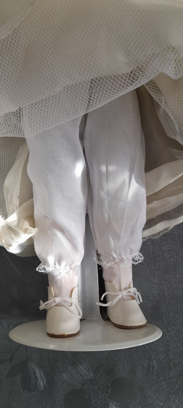 Poupée en porcelaine - photo numéro 9