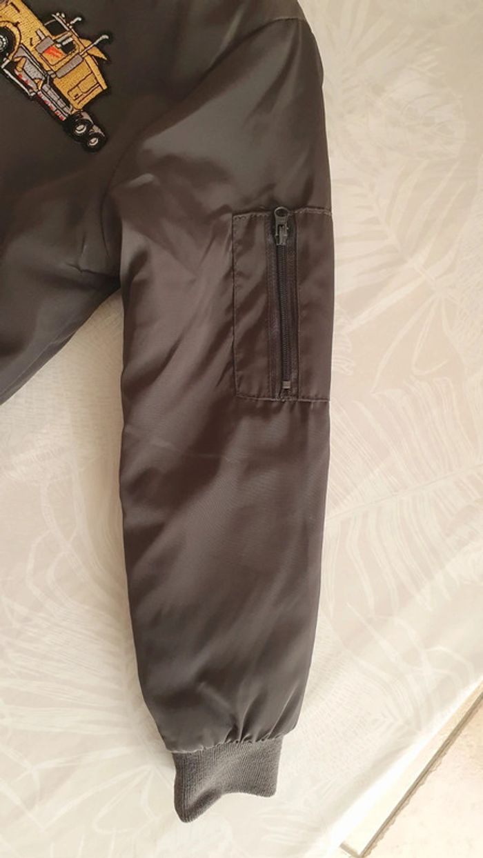 Veste / blouson gris avec écussons de véhicules taille 6-7 ans - photo numéro 7