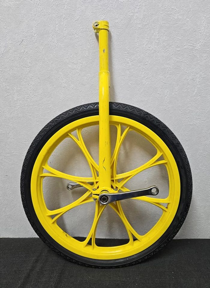 Monocycle.
Muler.
En l'état.
Pneu à regonfler ou à changer.
Manque selle et pédales. - photo numéro 2