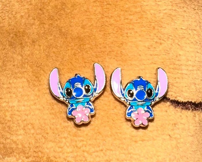 Boucle d'oreille stitch