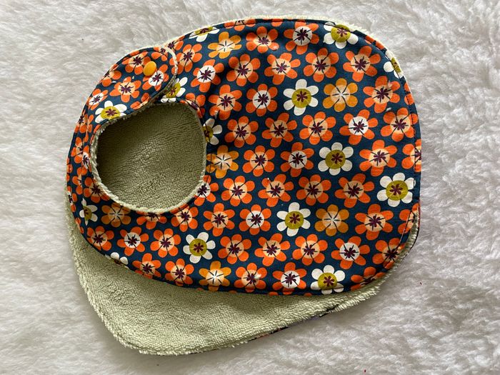 Bavoir amande fleur vintage