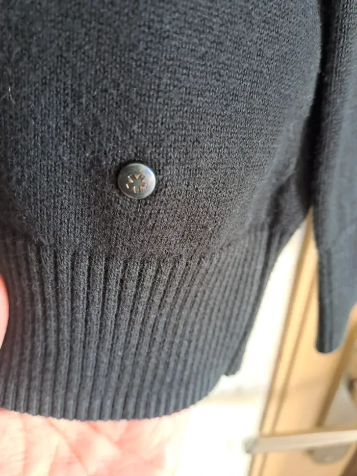 Pull homme celio noir L peu porté très très légère décoloration pliage se voit pas prix mini - photo numéro 5
