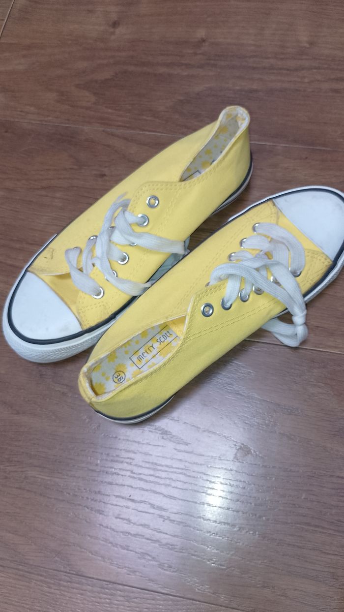 Basket, chaussure style " converse " jaune P. 38