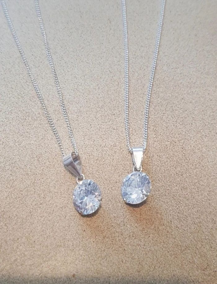 Lot de 2 colliers identiques neuf