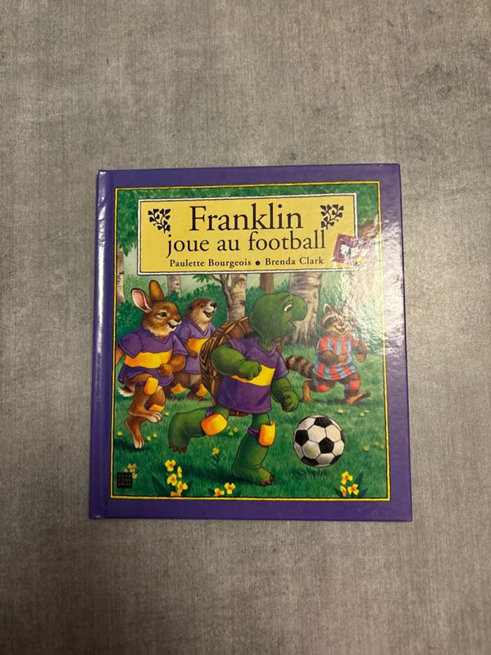 Livre Franklin joue au football