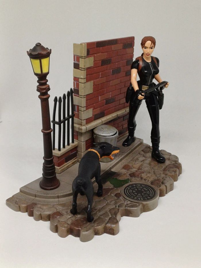 Rare Figurine Tomb Raider Lara Croft + Doberman + Diorama Moto Playmates 1999 - photo numéro 2