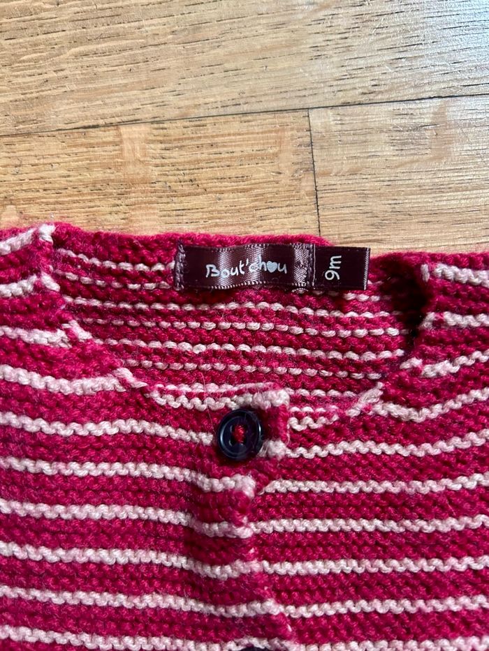🍒 Gilet Tricoté Rayé Rouge & Blanc Boutchou - T. 9 Mois - Idéal pour l'Hiver ! ❄️ - photo numéro 2