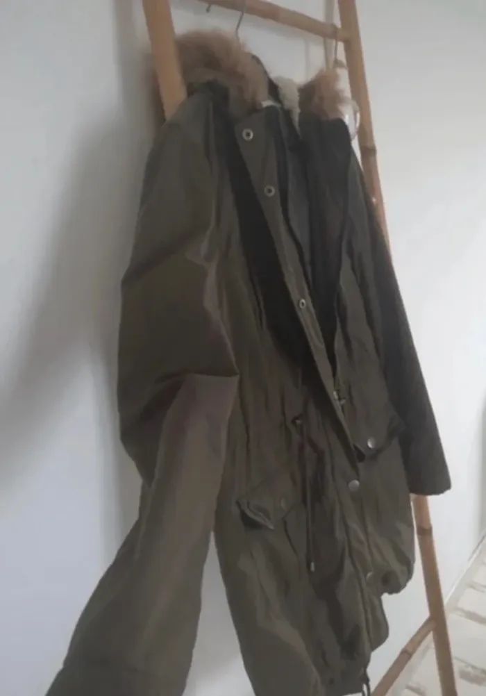 Veste Parka kaki avec capuche fourrure taille S - photo numéro 3