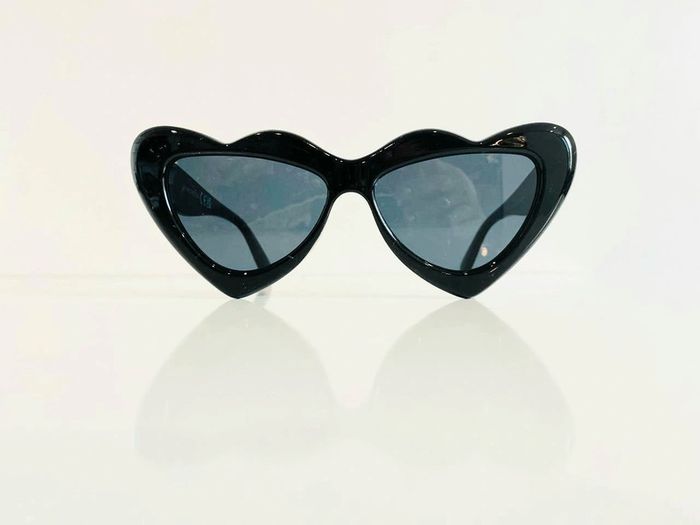 Lunette de soleil femme cœur noire UV protection catégorie 3 - photo numéro 2