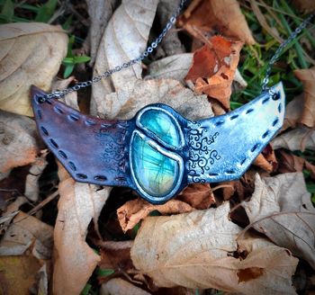 Collier pierre semi précieuse batarang