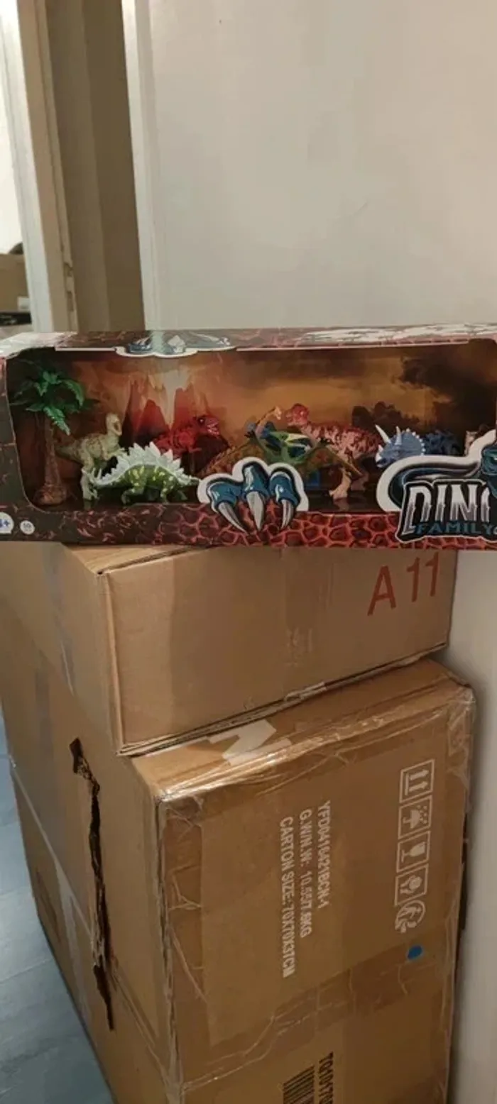 Coffret de 9 dinosaures et 1 arbre neuf dès 3 ans - photo numéro 1