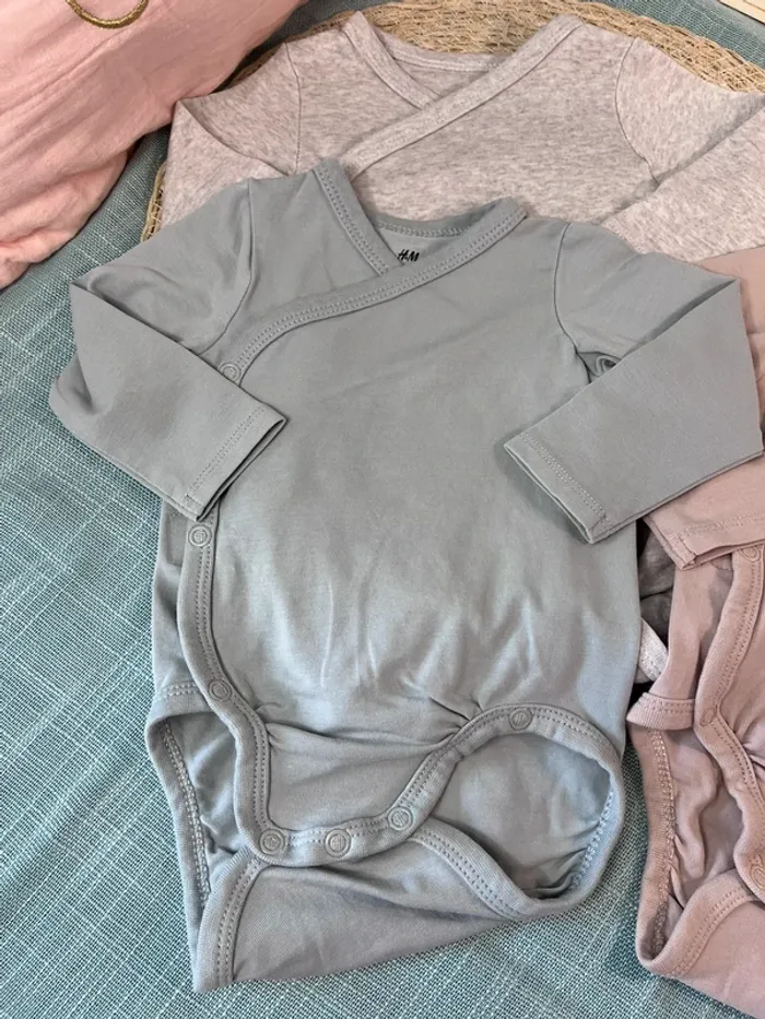 Lot de 5 bodies taille 2-4 mois 62 cm h&m - photo numéro 5