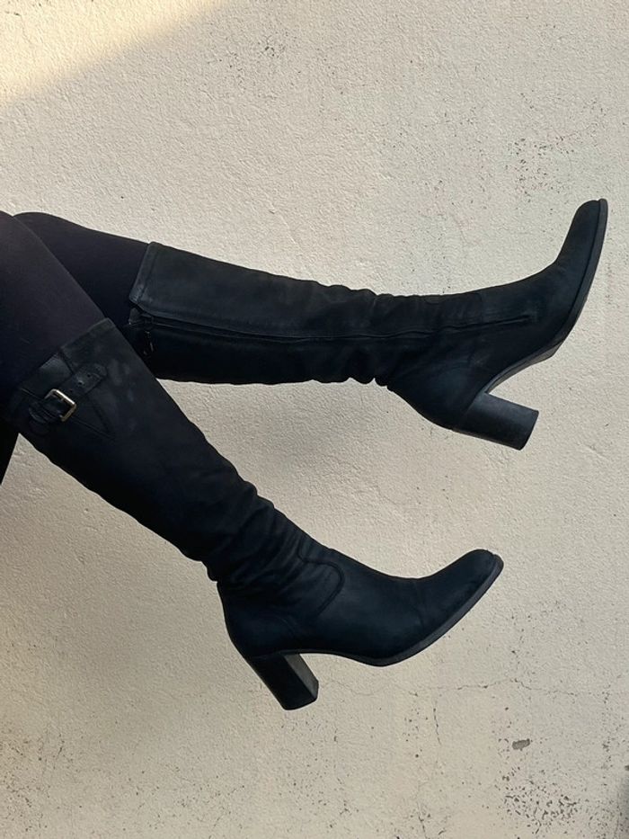 Bottes hautes à talons moulante et souple avec fermeture zip - en cuir noir