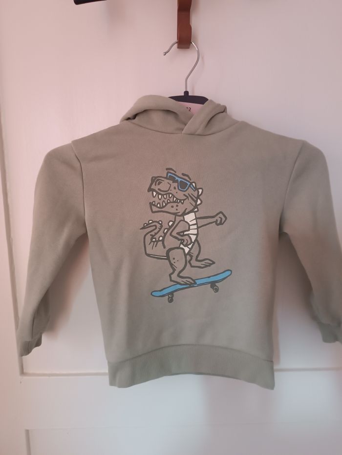 Pull capuche dinosaure
