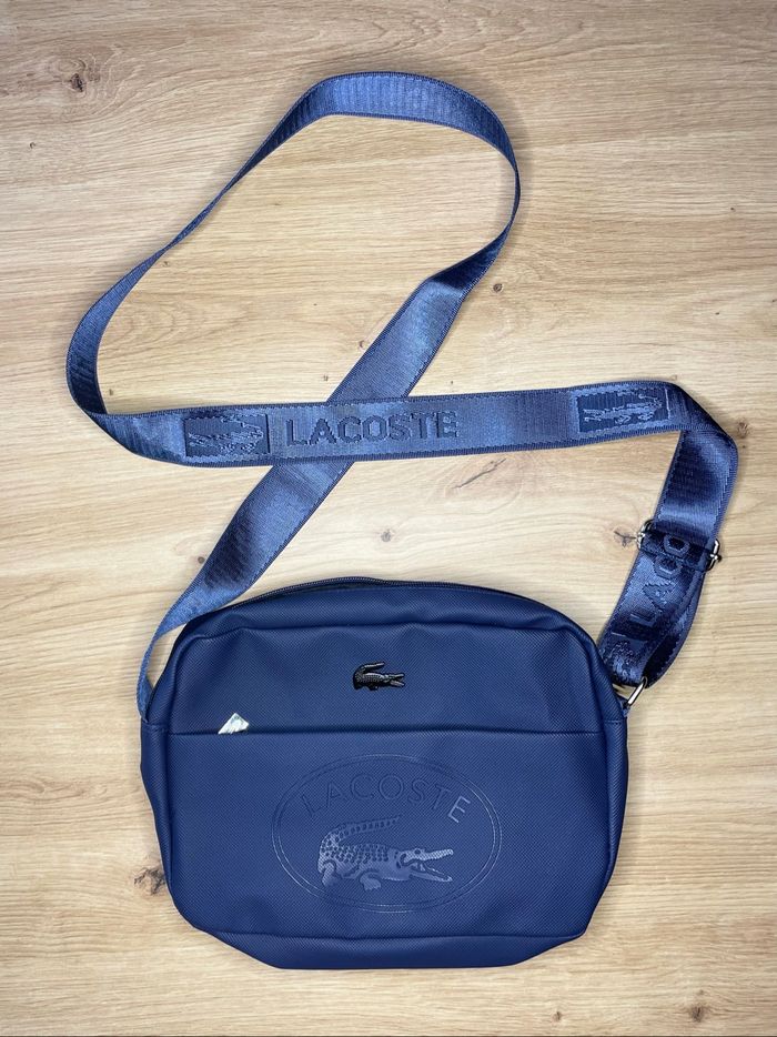 Sacoche Lacoste bleu marine – Logo crocodile, très bon état, look streetwear chic - photo numéro 2