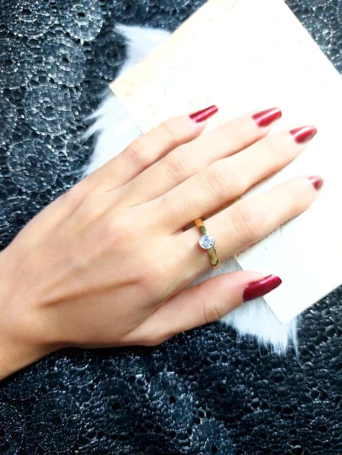 Magnifique bague discrète et raffinée. Pierre blanche. Ajustable