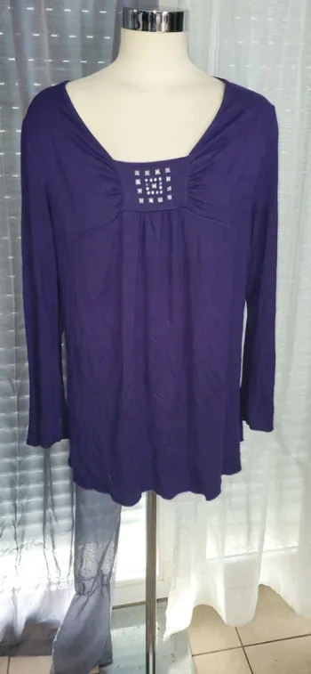 🟣 Haut violet à manches longues – Détail carré élégant