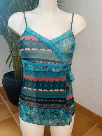 Très jolie haut coloré voilé
