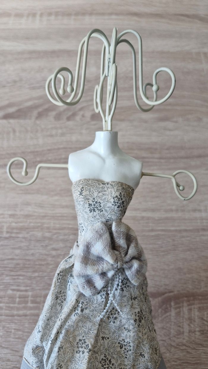 Porte bijoux silhouette de femme avec robe - photo numéro 7