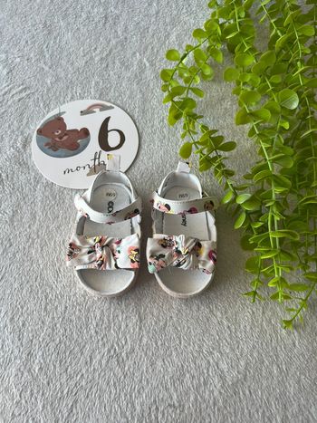Très belle chaussure pour bébé fille