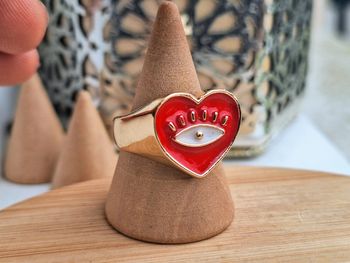 Bague chevalière créatrice dorée en forme de cœur Rouge laqué, orné d'un motif œil dorée