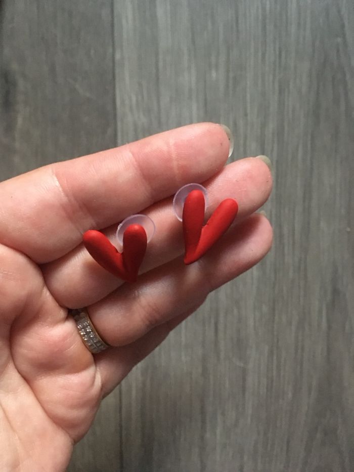 Petites boucles d’oreilles NEUVES pour femme, en forme de cœurs ♥️ couleur rouge - photo numéro 4