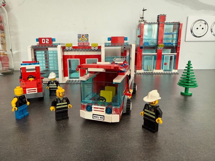 Lego city caserne pompiers 7208 - photo numéro 3