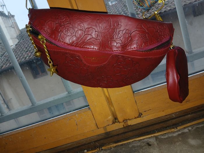 Magnifique banane avec porte monnaie bordeaux