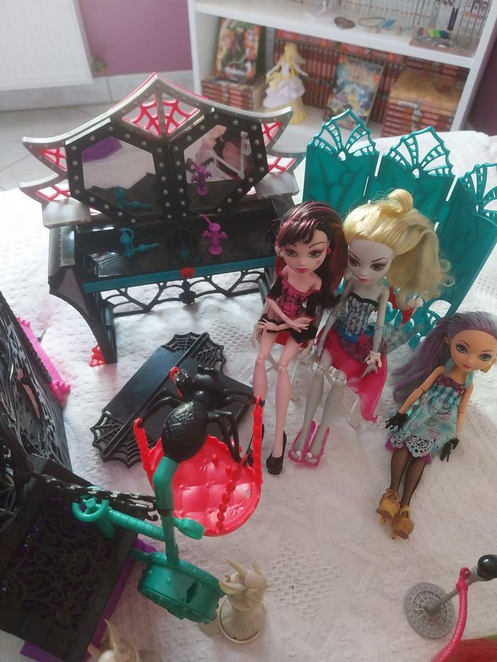 Très gros lot de Monster High 9 Poupées G1 Mobilier Accessoires Lagoona Clawdeen Draculaura Vénus Howleen Crypte Creepers Mattel - photo numéro 2