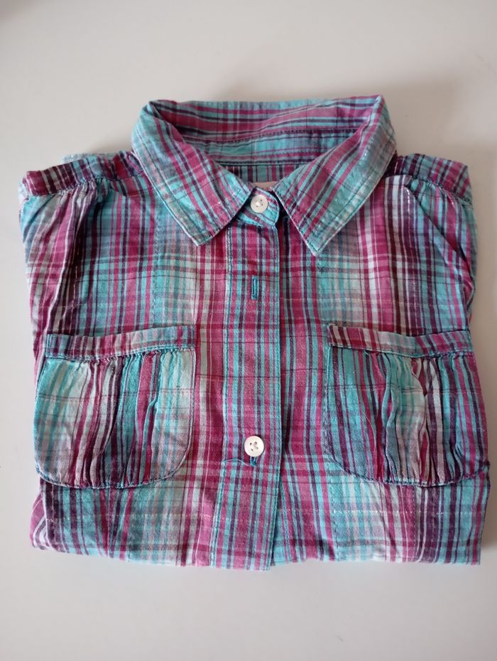 Chemise rayée multicolore. 8 ans . Manches longues ,col et 2 poches . Coton . Très bon état.