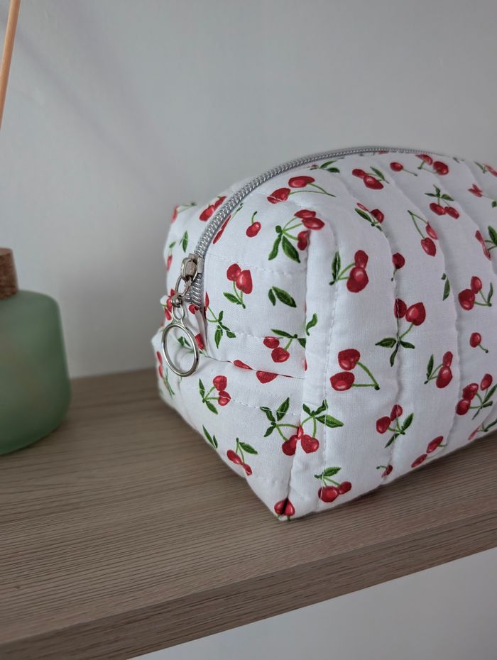 Trousse matelassée cerises pour maquillage etc - photo numéro 3