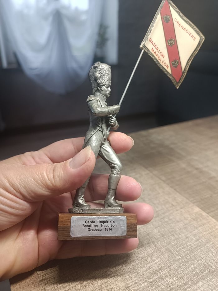 Statuette les étains du prince Garde Impériale porte drapeau - photo numéro 5