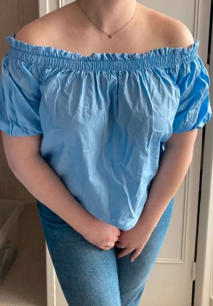 Blouse bleue  épaules  dénudées - photo numéro 3