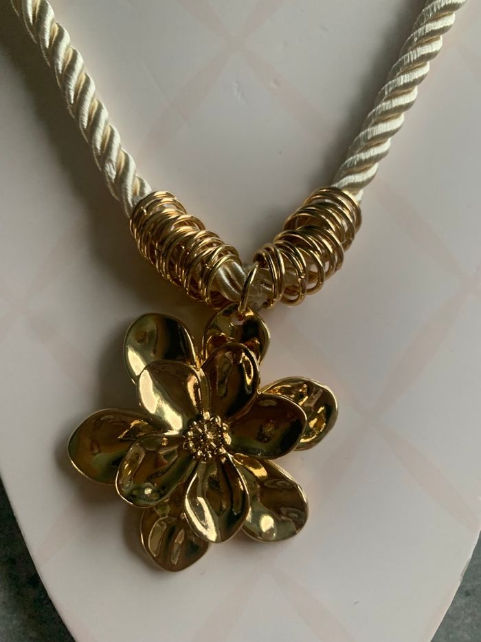 Pendentif fleur neuf cordon beige - photo numéro 2