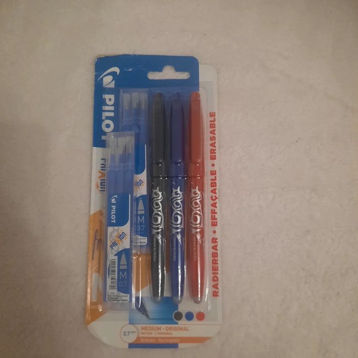 3 Stylos + 6 recharges bleu pilot effaçable neuf