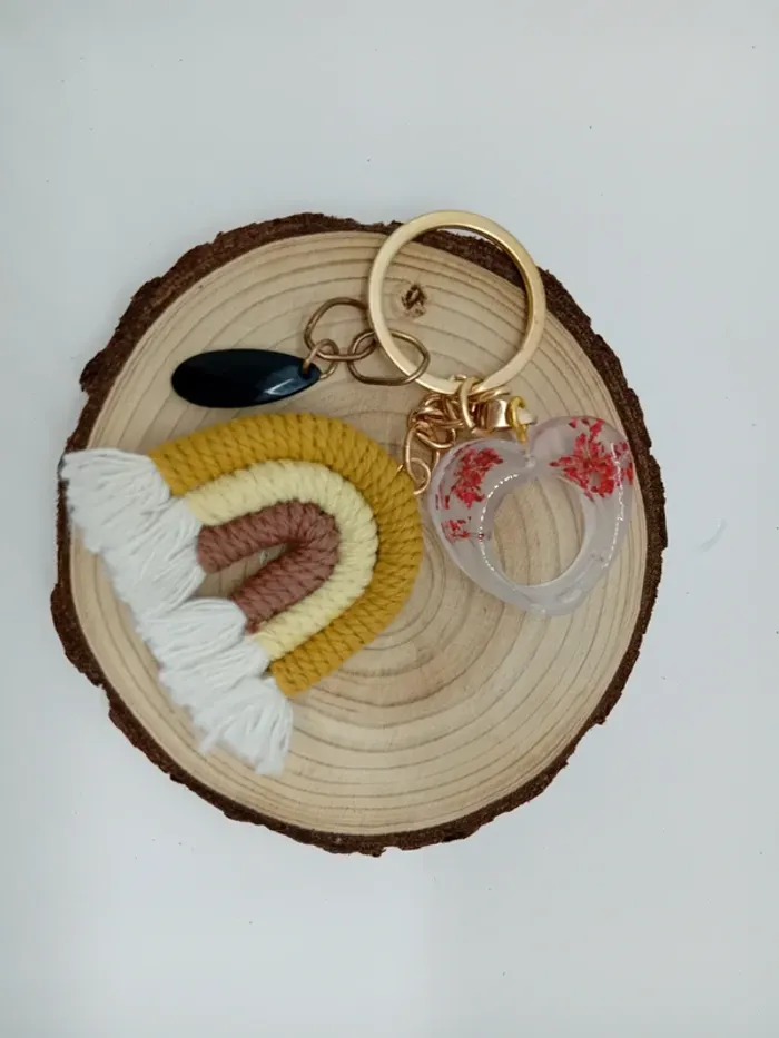 Porte clé coeur fleurs séchées et arc en ciel - photo numéro 2