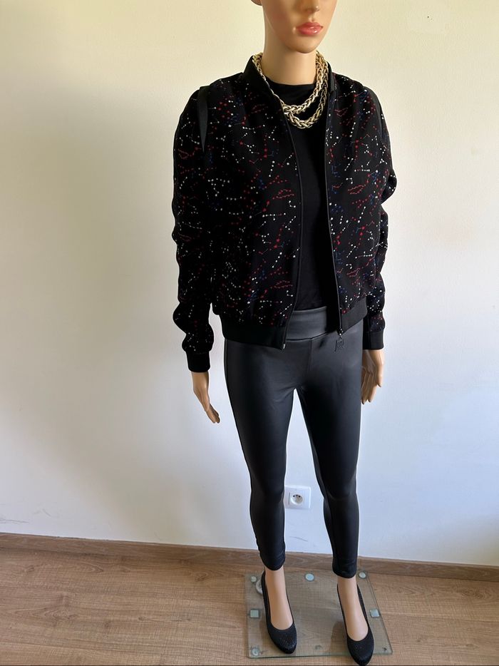 Veste noire et imprimée Kaporal taille XS excellent état - photo numéro 2
