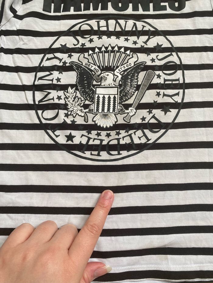 T-shirt rayures, ramones H&M taille 8/10 ans - photo numéro 2