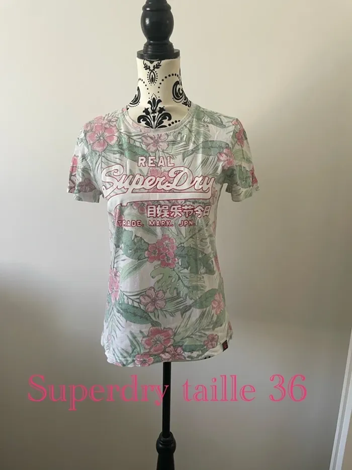 T-shirt Superdry taille 36 blanc motifs fleuris rose multicolore
