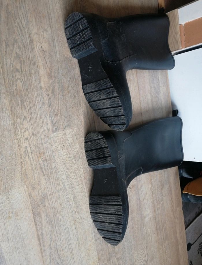 Jolie paire de bottes  en caoutchouc - photo numéro 3