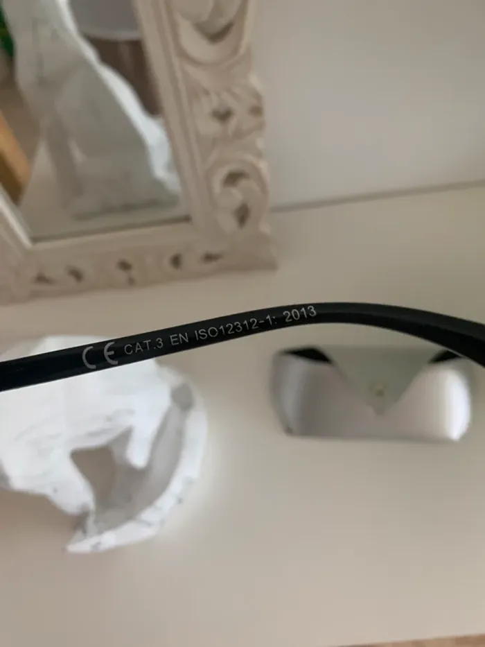 Lunette de soleil - photo numéro 3