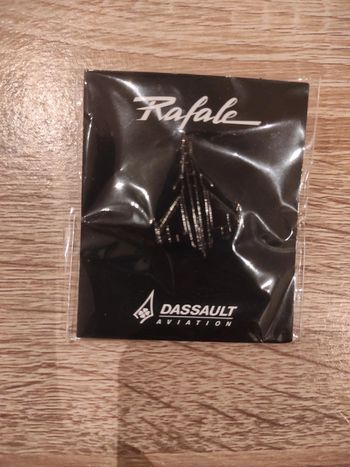 Pin's rafale noir