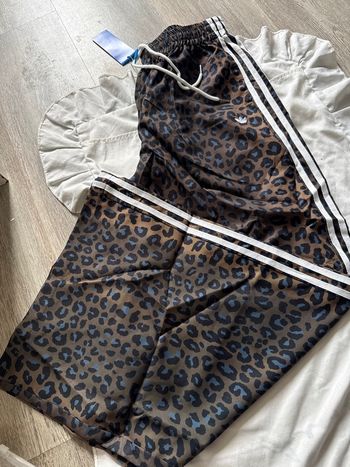 Pantalon léopard adidas taille S à jambes large 