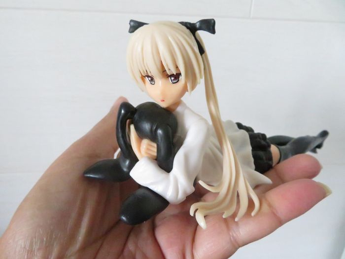 Figurine manga fille allongée avec sa peluche - photo numéro 3