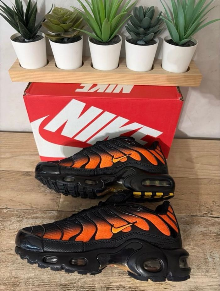 Nike tn enfant noir orange 26