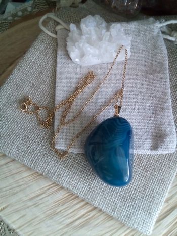 Collier avec pendentif en pierre naturelle d'agate bleue